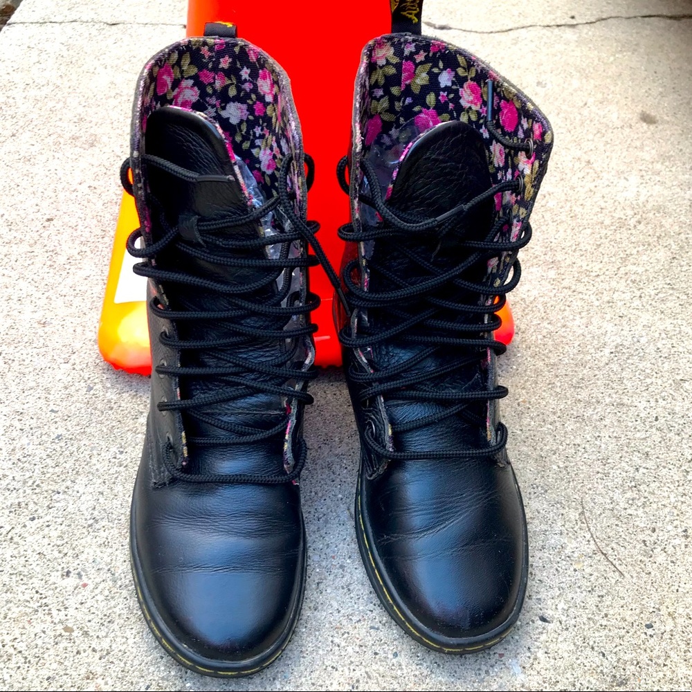 Final markdown🚨🚨Dr. Martin women’s size 7
